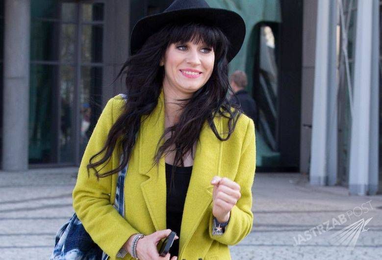 Sylwia Grzeszczak w limonkowym płaszczu i kapeluszu. Nie zapomniała też o frędzlach [zdjęcia]
