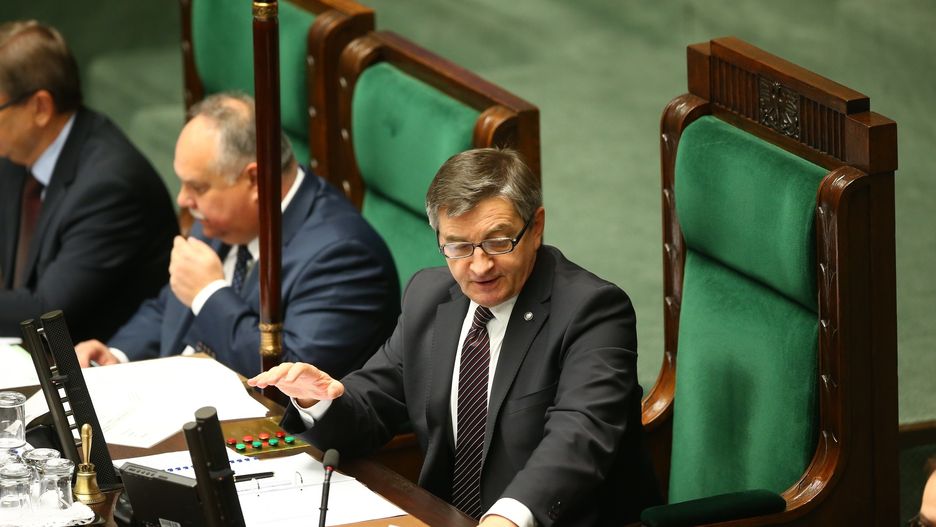 Zakaz handlu - Marek Kuchciński spowalnia prace nad zaostrzeniem przepisów dotyczących zakazu handlu.