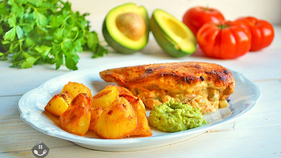 Nadziewany filet z kurczaka, pieczone ziemniaczki i guacamole. Pomysł na pyszny obiad