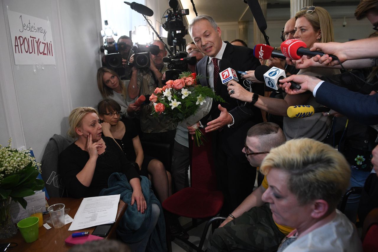 Protest w Sejmie. Żalek przyszedł z kwiatami do niepełnosprawnych