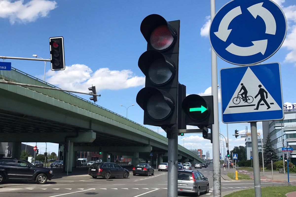 Kierowcy masowo nie zatrzymują się na zielonej strzałce. Mandaty mogą sypać się tysiącami