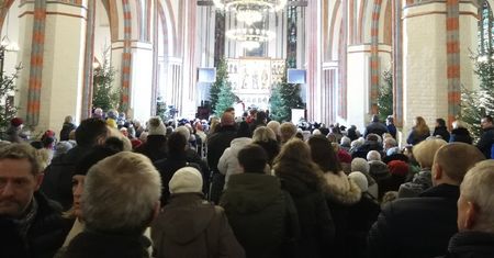 Koszalin. Tłumy na mszy w intencji 15-latek. Wzruszające słowa biskupa