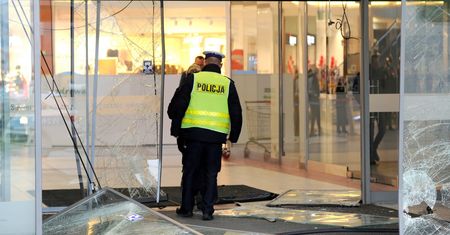 Koszalin. Autem wjechali w witrynę jubilera w galerii handlowej