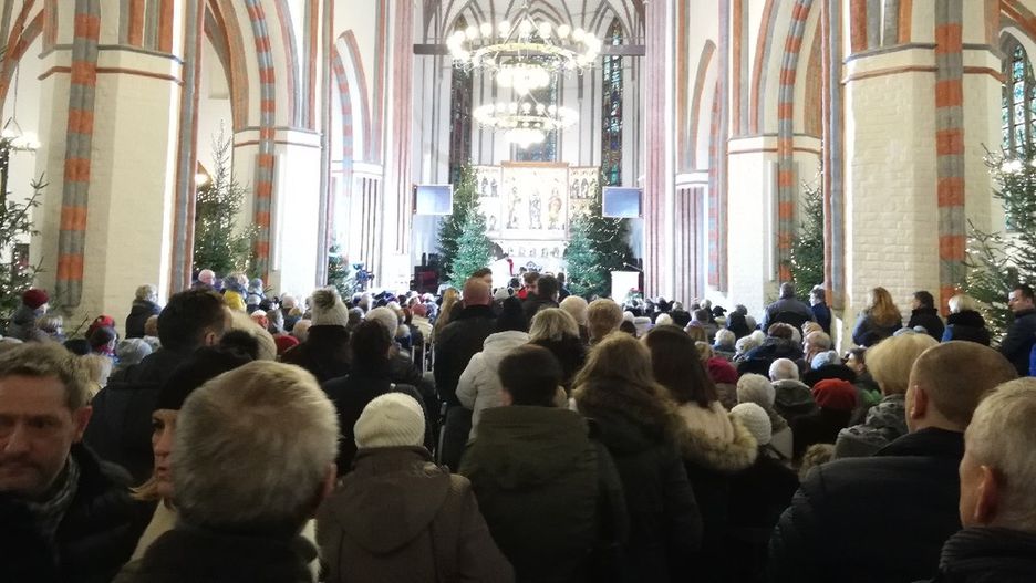 W katedrze w Koszalinie było mnóstwo młodych ludzi, rodziny z dziećmi, znajomi dziewczynek