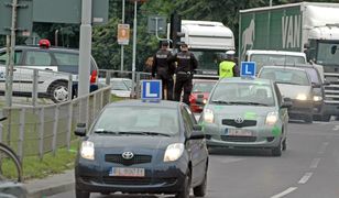 Kierunkowskaz przed rondem nie jest wymagany. Sąd orzekł w sprawie niezdanego egzaminu