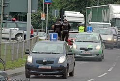 Kierunkowskaz przed rondem nie jest wymagany. Sąd orzekł w sprawie niezdanego egzaminu