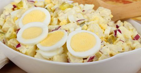 Sałatka ziemniaczana z jajkiem. Smakowity pomysł na kolację