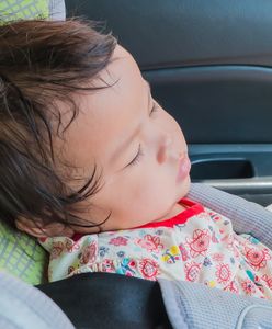 Ojciec zostawił dzieci w nagrzanym samochodzie. Miał pretensje o wybitą szybę