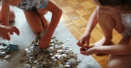 To rodzeństwo mogłoby robić wykłady z oszczędzania. Przez 5 lat odkładali drobne, teraz rozbili skarbonki