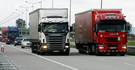Liczy się każda minuta. Kierowcy ciężarówek pod ostrzałem policji i ministerstwa