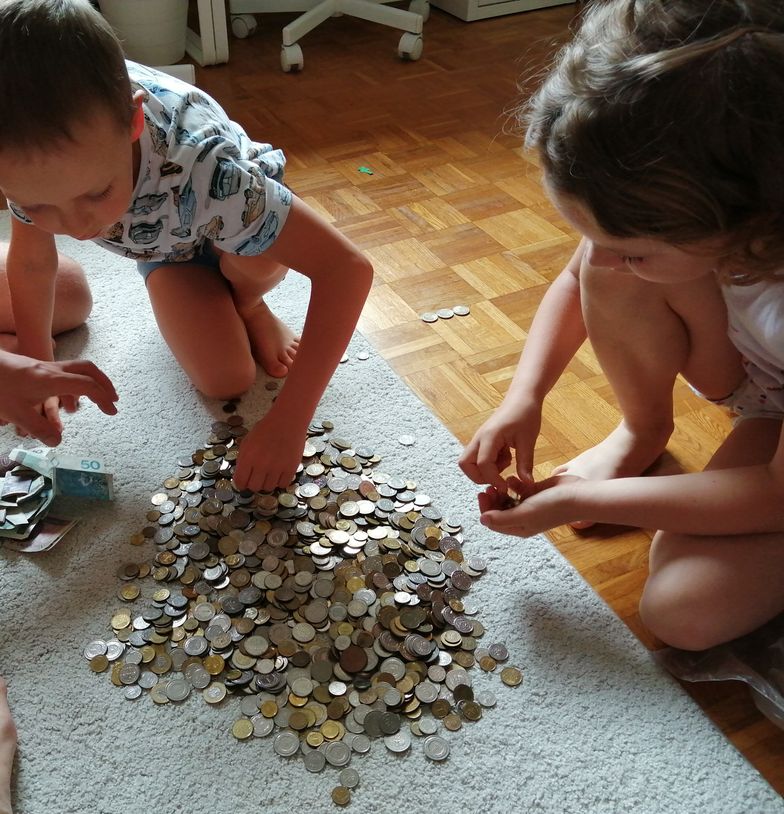 Michał i Lena całe popołudnie liczyli swoje oszczędności. 