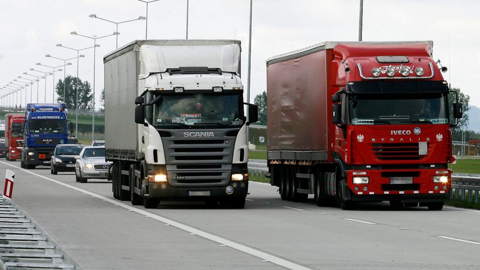 Policja twierdzi, że kierowca blokuje pas. On z kolei upiera się, że po prostu wyprzedza. Wysokość mandatu zależy od oceny funkcjonariusza