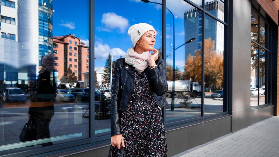 Jesienią sprawdzi się długa sukienka w kwiaty