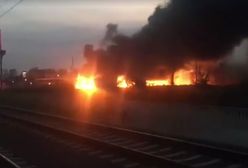 Pożar w Wołominie. Ogień zajął teren starej hali przy zakładach chemicznych