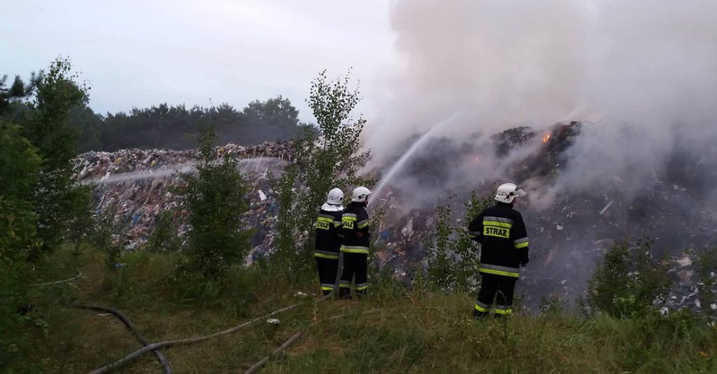 Pożar wysypiska śmieci pod Warszawą. "Gaszenie potrwa kilka dni"