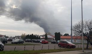 Warszawa. Pożar hali magazynowej we Włochach, gęsty dym widać już z daleka [ZDJĘCIA]