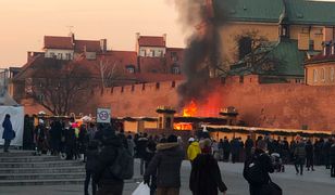 Warszawa. Pożar na jarmarku świątecznym na placu Zamkowym. Spłonęły dwie budki