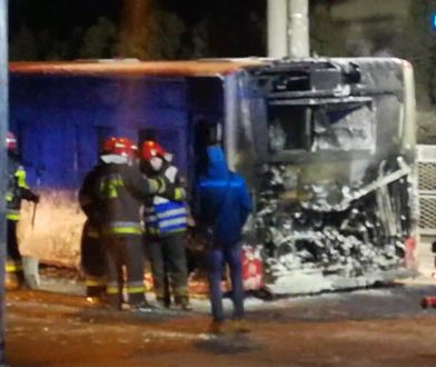 Autobus miejski niemal doszczętnie spłonął. Kierowca uratował 20 pasażerów