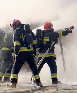 Lwówek. Pożar domu w centrum miasta. Strażacy walczą o ocalenie sąsiednich budynków