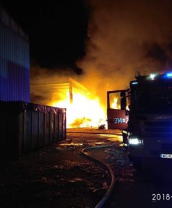Strażacy nadal gaszą pożar w Wilanowie. "Lepiej nie otwierać okien"