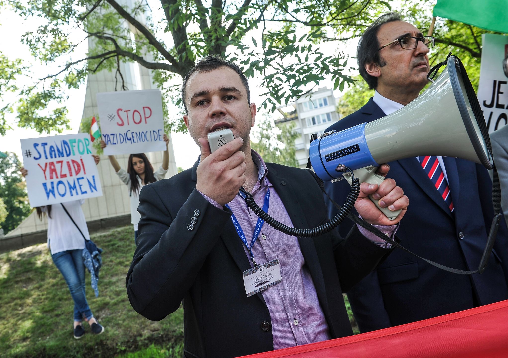 Pełnomocnik Rządu Regionalnego Kurdystanu w Polsce Ziyad Raoof (P) i doktorant na Uniwersytecie Warszawskim i szef Fundacji na Rzecz Studentów Irackich Dalzar Nashwan Salem (L) podczas pikiety zorganizowanej w celu uczczenia ofiar Państwa Islamskiego. 08.2016r. 