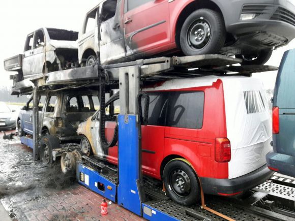 Lawetą przewożono nowe samochody do Niemiec 