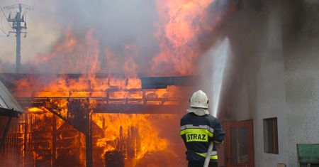 Próbował żywcem spalić dziecko i partnerkę. Areszt dla 25-latka z Rabki