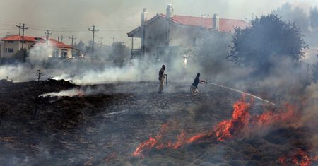 Tak wielkie pożary trawią Grecję. Ogień i chaos w popularnych kurortach