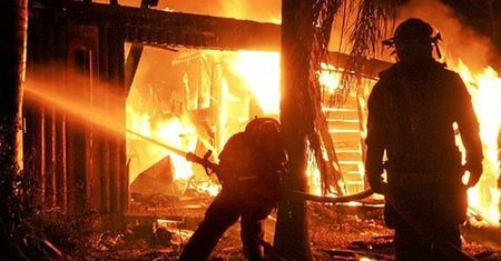 Tragiczny pożar domu jednorodzinnego. Trzy osoby nie żyją, nikt nie zauważył ognia