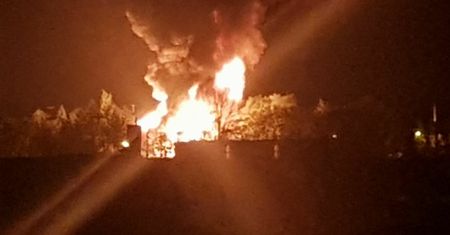 Wielki pożar hali w Żywcu ugaszony. Strażacy opanowali płonące chemikalia