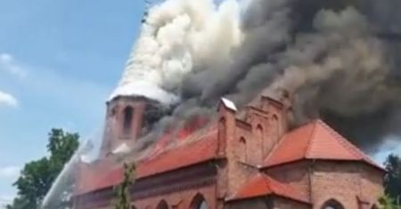 Pożar zabytkowego kościoła w Lutolu Suchym. Runęła część dachu