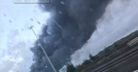 Pożar magazynu w Glasgow. Kłęby dymu utrudniają widoczność kierowcom