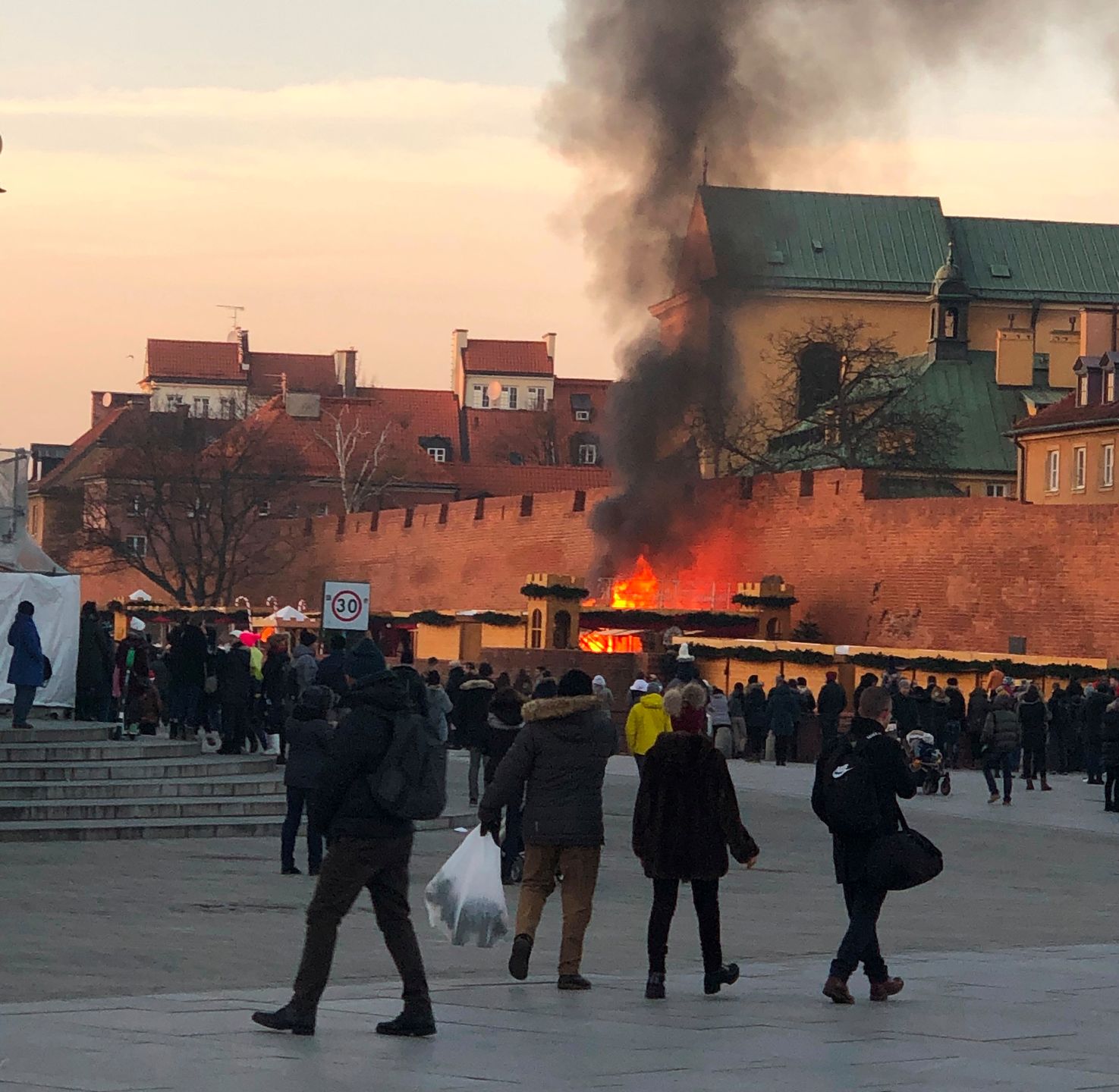 Warszawa, plac Zamkowy. Pożar na jarmarku świątecznym