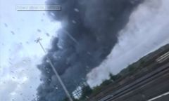 Pożar magazynu w Glasgow. Kłęby dymu utrudniają widoczność kierowcom