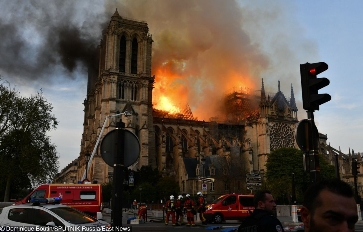 Notre Dame w ogniu. "Przyczyną pożaru mogła być iskra ze spawarki"