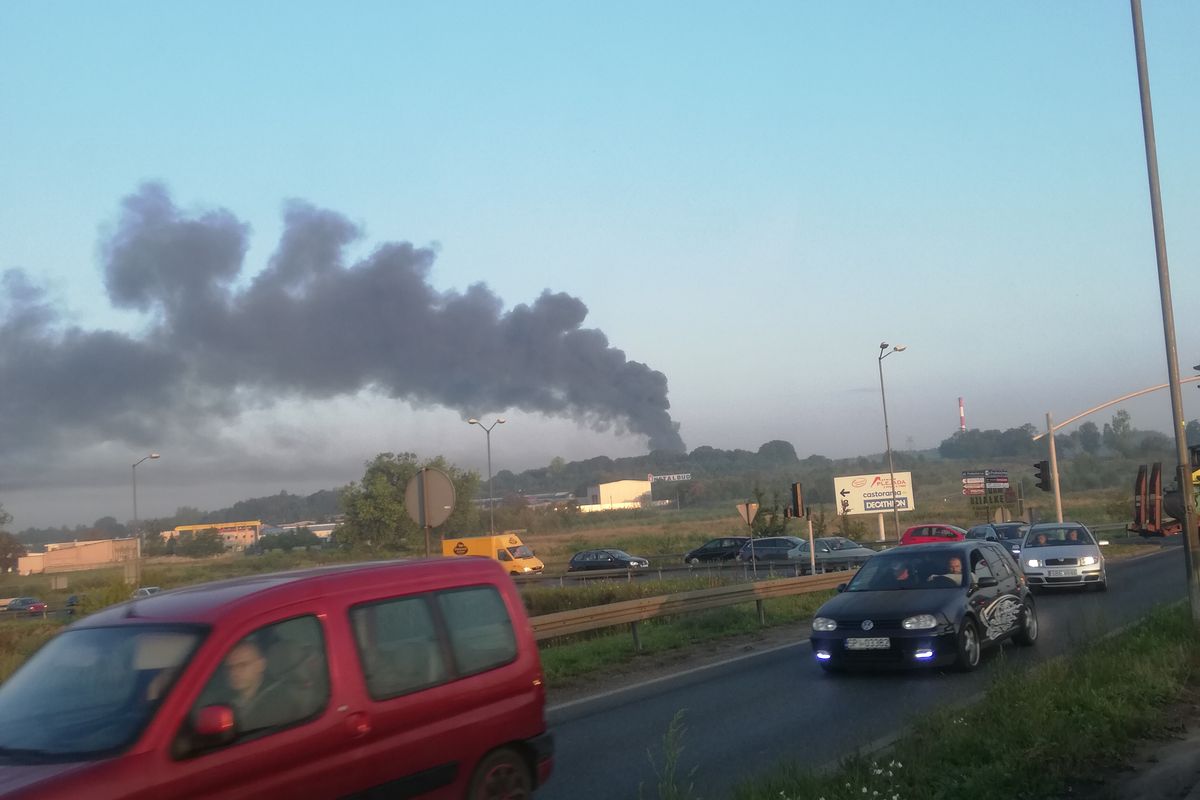 Pożar hali niedaleko składu paliw. Ogromny dym nad Tarnowskimi Górami. Są zdjęcia z akcji