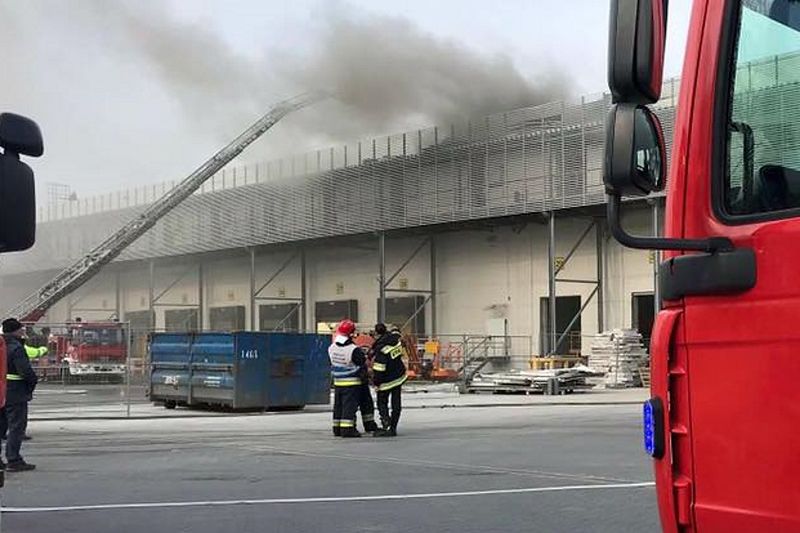 Pożar magazynu w Parzniewie. Akcja strażaków