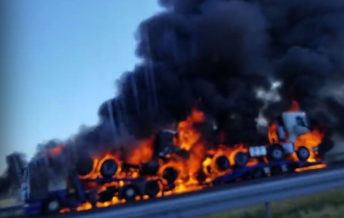 Pożar tirów na autostradzie A2. Trasa zablokowana