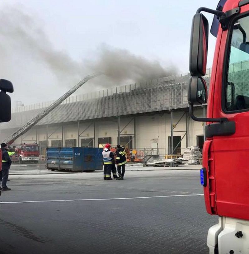 Pożar magazynu w Parzniewie. Akcja strażaków