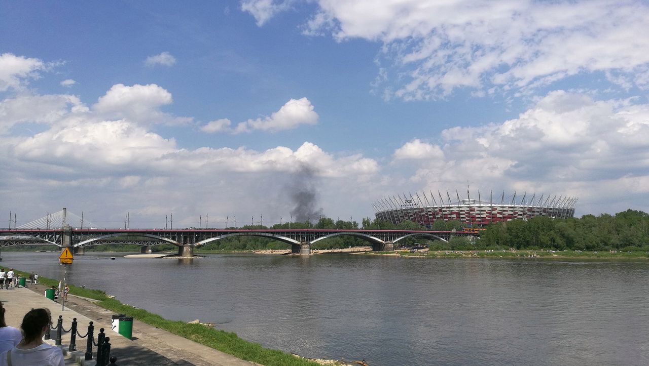 Pożar kamienicy na Pradze Północ. "Kłęby dymu nad stadionem"