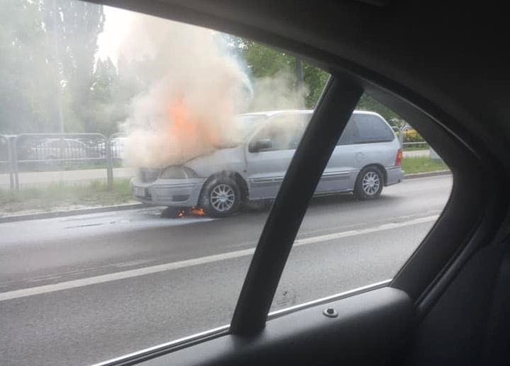 Ochota. Gęsty dym na drodze, spłonął samochód