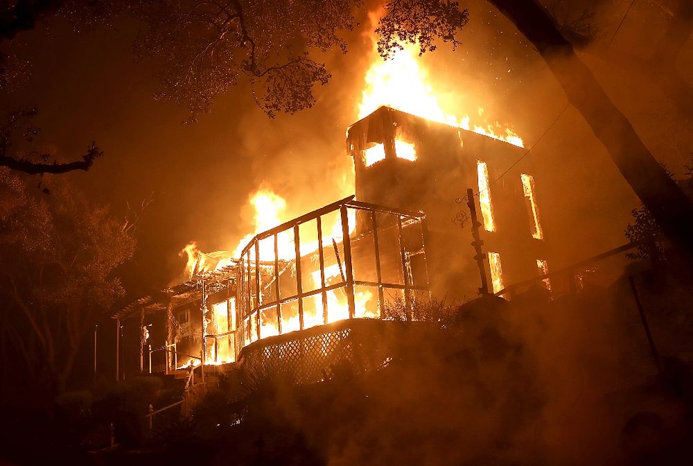 Ogień wokół domów milionerów. Słynna dzielnica Bel Air w ogniu