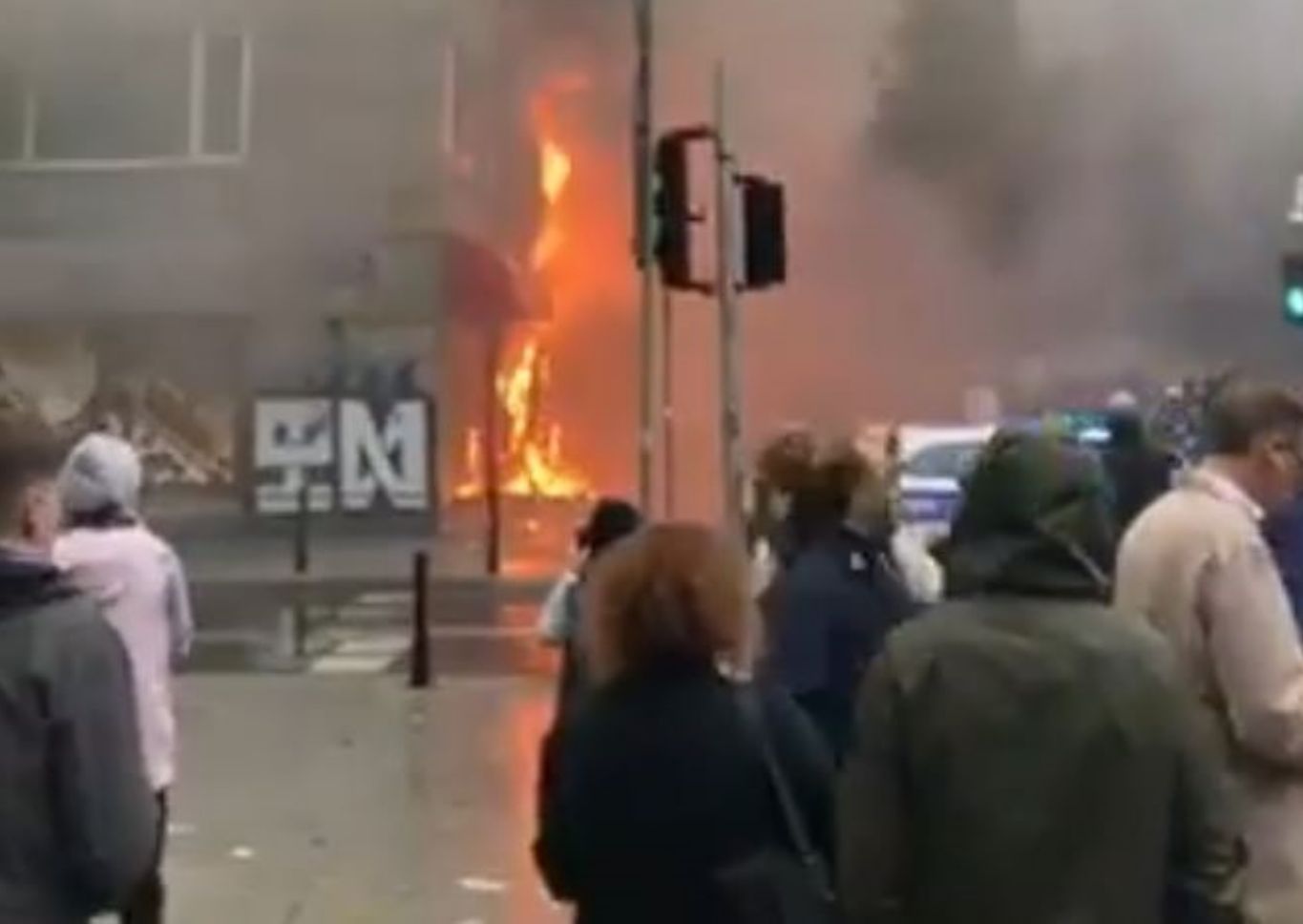 Pożar wybuchł w sklepie na rogu ul. Świętokrzyskiej i Wallenberga w Warszawie