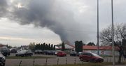 Warszawa. Pożar hali magazynowej we Włochach, gęsty dym widać już z daleka [ZDJĘCIA]