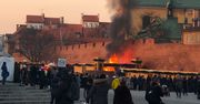 Warszawa. Pożar na jarmarku świątecznym na placu Zamkowym. Spłonęły dwie budki