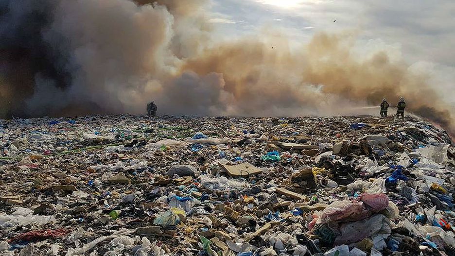 Strażacy walczą z pożarem składowiska odpadów w miejscowości Ruszczyn w woj. łódzkim.