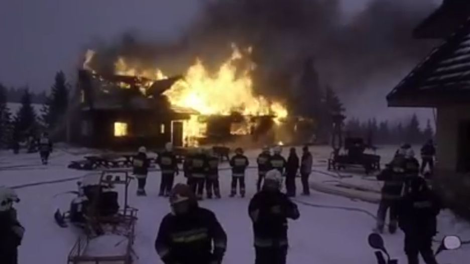 Około 30 strażaków gasi ogień na Hali Miziowej