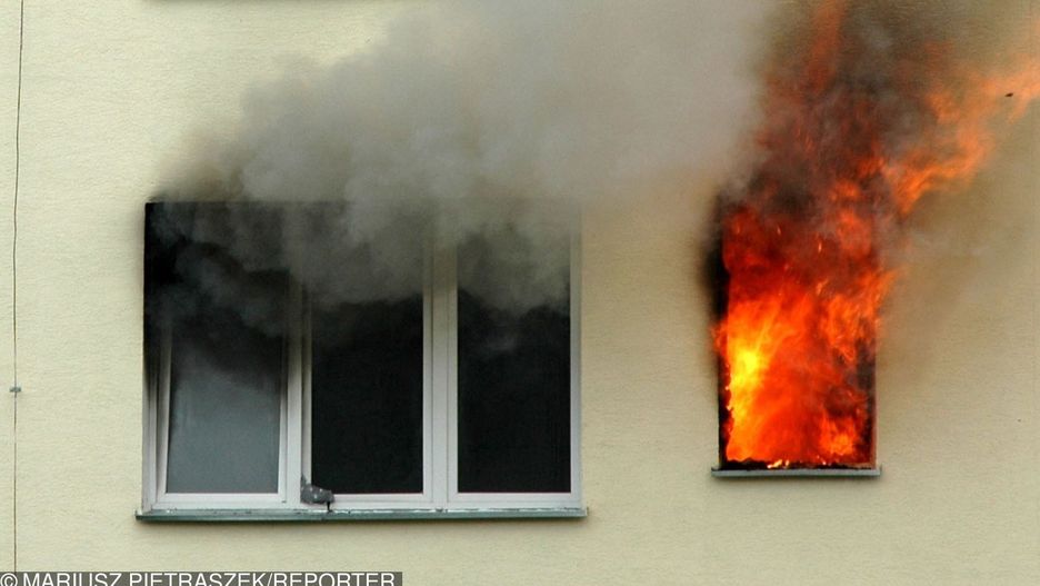 Mieszkanie na parterze budynku doszczętnie spłonęło
