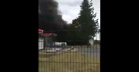 Pożar na terenie stacji benzynowej. Zapłonęła hala