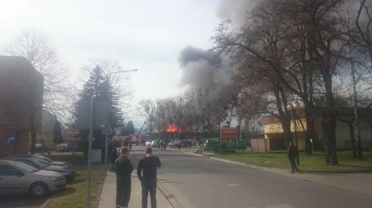 Kluczbork. Pożar magazynu z meblami